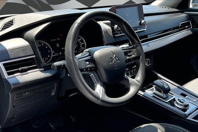 2022 Mitsubishi Outlander ES