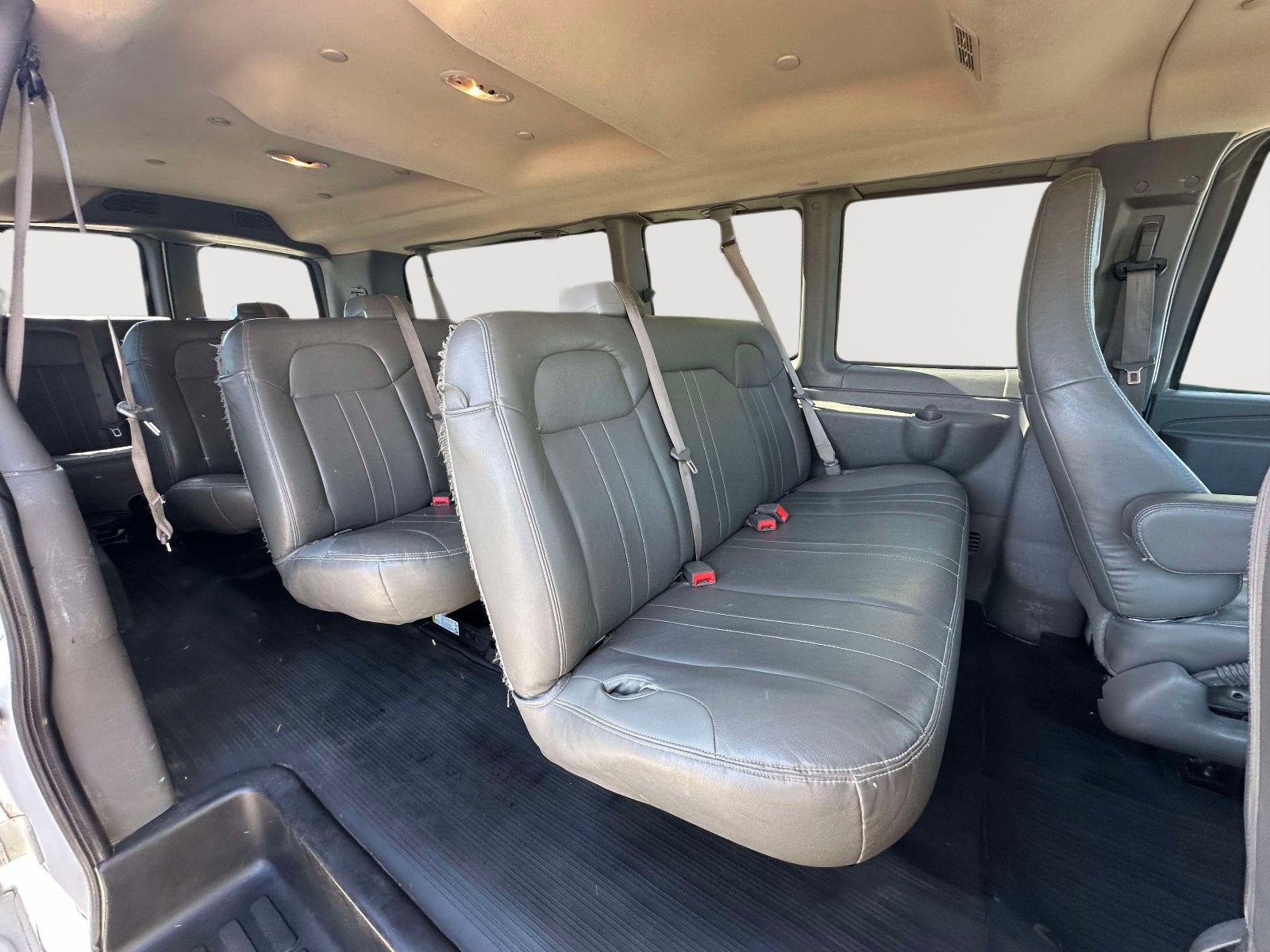 2023 Chevrolet Express Passenger 3500 1LS