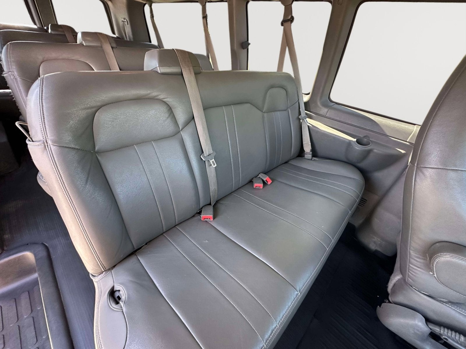 2023 Chevrolet Express Passenger 3500 1LS