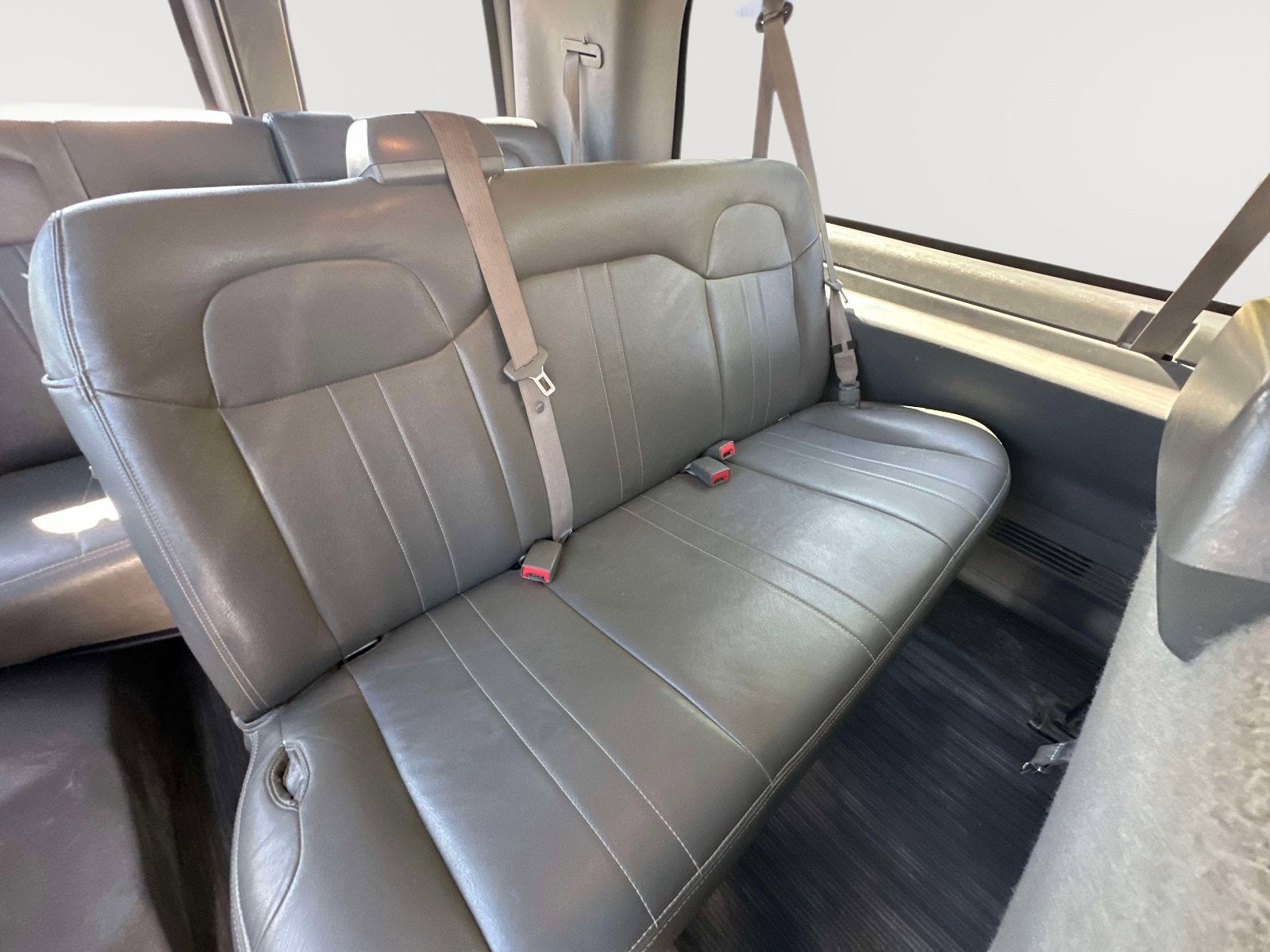 2023 Chevrolet Express Passenger 3500 1LS