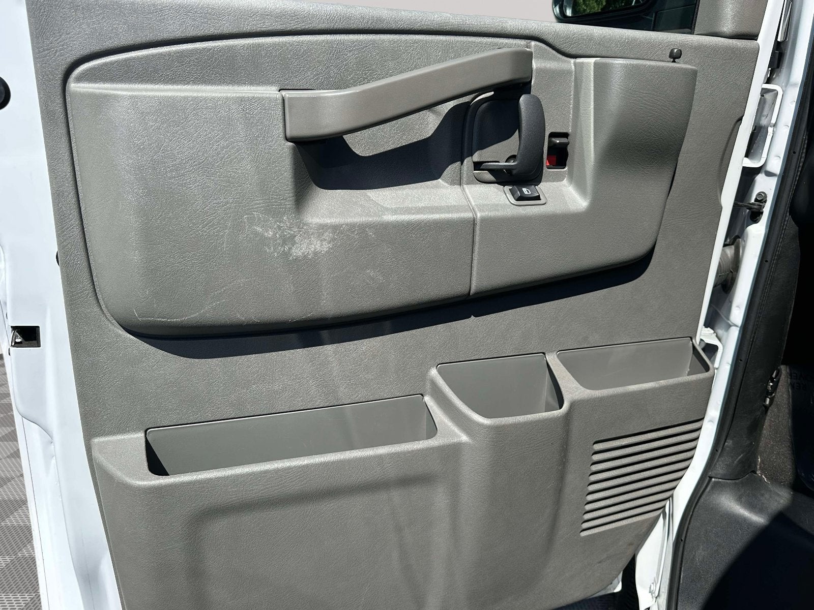2025 Chevrolet Express Passenger 1LT