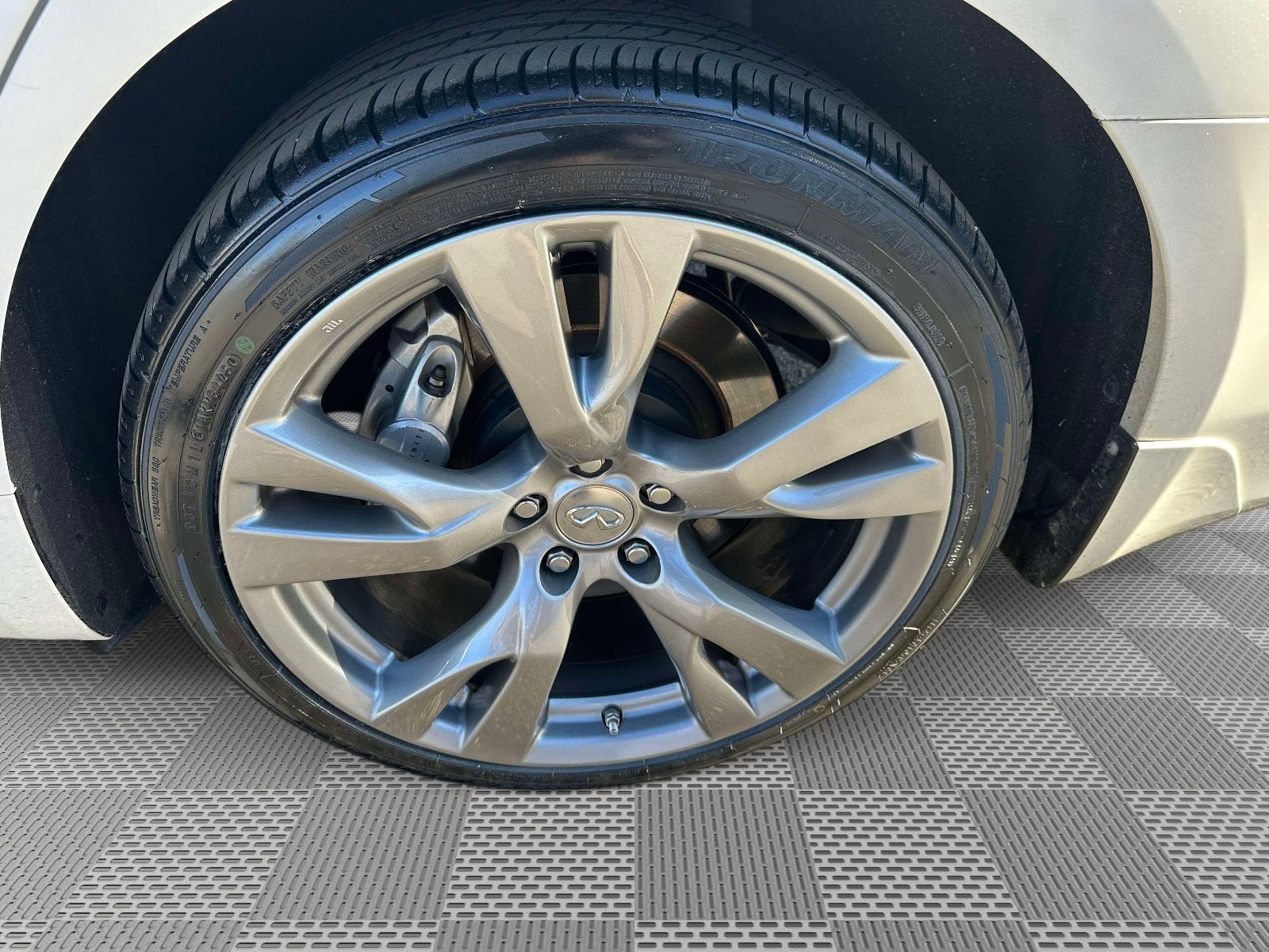 2017 INFINITI Q70 3.7